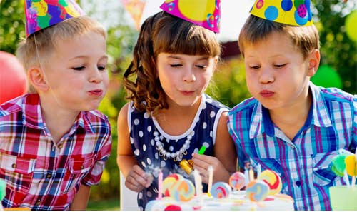 Kinder beim Kindergeburtstag